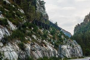 proteção fio malha contra queda pedras a partir de a montanhas foto