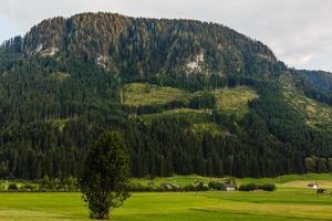 Visão do a Alpes montanha Áustria. foto