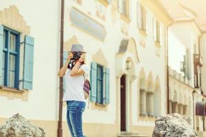 jovem fêmea turista fotógrafo. tendo uma ótimo período de férias dentro Alemanha foto