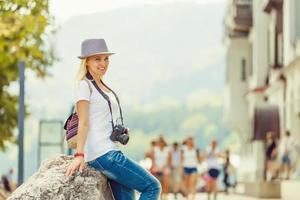 retrato do uma sorridente menina dentro uma branco camiseta contra a pano de fundo do arquitetura Alemanha. retrato do a atraente, feliz turista foto