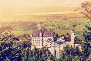 lindo Visão do famoso mundialmente Neuschwanstein castelo, a século dezenove românico renascimento Palácio construído para rei Ludwig ii em uma áspero penhasco perto fussen, sudoeste baviera, Alemanha foto