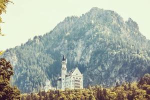 lindo Visão do famoso mundialmente Neuschwanstein castelo, a século dezenove românico renascimento Palácio construído para rei Ludwig ii em uma áspero penhasco perto fussen, sudoeste baviera, Alemanha foto