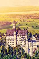 lindo Visão do famoso mundialmente Neuschwanstein castelo, a século dezenove românico renascimento Palácio construído para rei Ludwig ii em uma áspero penhasco perto fussen, sudoeste baviera, Alemanha foto