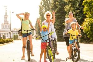 grupo do mulheres em repouso durante ciclo passeio através parque foto