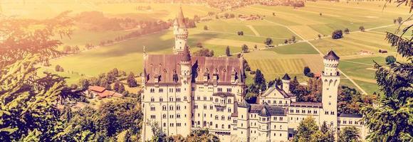 lindo Visão do famoso mundialmente Neuschwanstein castelo, a século dezenove românico renascimento Palácio construído para rei Ludwig ii em uma áspero penhasco perto fussen, sudoeste baviera, Alemanha foto