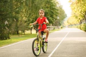 menina em uma bicicleta Primavera manhã foto