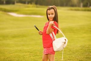 bonita pequeno menina com ampliação vidro dentro verão parque foto