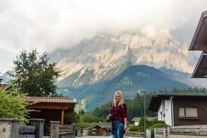 uma mulher olhando às a montanhas. Europa, Alemanha, bavaria foto