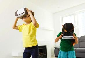 fofa pequeno criança meninas jogando jogos dentro virtual realidade óculos. foto