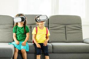 fofa pequeno criança menina jogando jogos dentro virtual realidade óculos foto