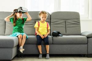 futuro é presente. cyber espaço e virtual jogos. virtual realidade tecnologia. descobrir virtual realidade. crianças meninas jogar virtual realidade jogo. amigos interagir dentro vr. explorar alternativo realidade foto