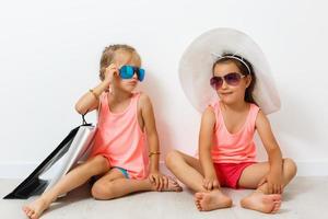 dois pequeno meninas irmãs abraçando foto