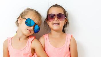 retrato do dois adorável pequeno meninas juntos durante período de férias foto