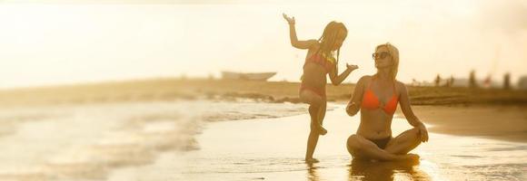 mãe e filha feliz dentro amor às pôr do sol foto