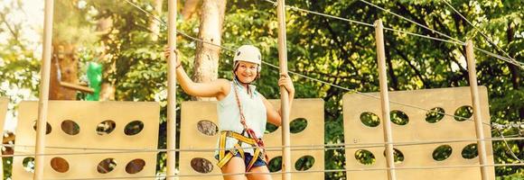 mulher em a corda parque foto