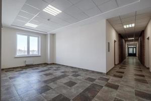esvaziar grandes corredor com vermelho tijolo paredes dentro interior do moderno apartamentos, escritório ou clínica. foto