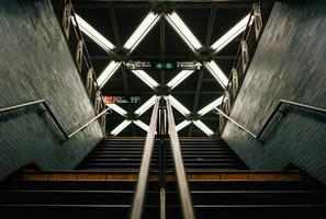 escadas de metrô em nova york foto