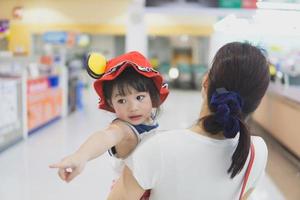 mãe e filho em um supermercado foto