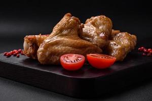 cozido frango asas com sal, especiarias e ervas foto