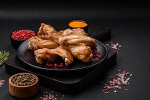 cozido frango asas com sal, especiarias e ervas foto