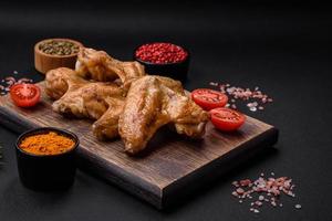 cozido frango asas com sal, especiarias e ervas foto