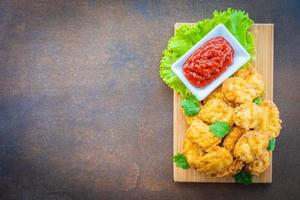 nuggets de frango frito com ketchup foto