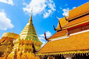 pagode de ouro em wat phrathat doi suthep, marco de Chiangmai, na Tailândia