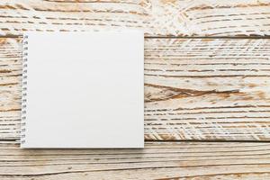 caderno em branco simulado em fundo de madeira foto