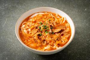 macarrão udon ramen coreano com carne de porco na sopa kimchi foto