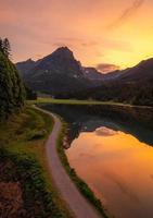 uma montanha lago a partir de acima, durante uma pôr do sol foto