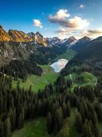 uma montanha lago cercado de florestas montanhas foto