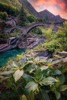 a velho pedra ponte este carrinhos sobre uma corrente foto