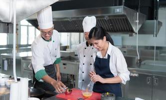 cozinhando classe atmosfera, é para trabalhos de perto com uma chefe de cozinha e aprender a partir de com experiência chefs às reconhecido instituições. foto