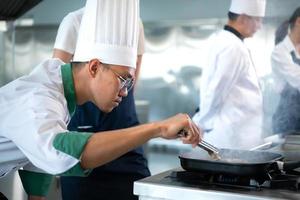 profissional chefe de cozinha quem especializado dentro bem carnes a bife este é servido para a cliente é inquestionavelmente delicioso. foto