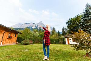 jovem lindo mulher viajante , montanhas Alpes fundo, foto