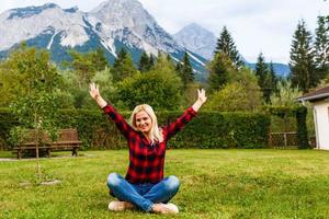 jovem lindo mulher viajante , montanhas Alpes fundo, foto