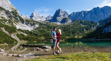 jovem amantes relaxante em feriado dentro lindo panorama com montanhas bavaria Alemanha. casal dentro amor relaxante dentro Primavera foto