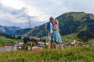 jovem amantes relaxante em feriado dentro lindo panorama com montanhas bavaria Alemanha. casal dentro amor relaxante dentro Primavera foto