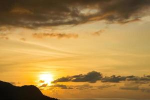 pôr do sol às a namorado vallon praia, em mahe ilha, seychelles foto