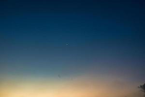 tarde dourado hora céu com lua foto