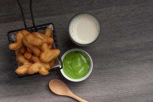 bastão de massa frita.patongo leite de soja creme pandan.café da manhã foto