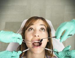 dentes ao controle. dentista paciente foto