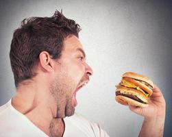 com fome homem com Hamburger foto