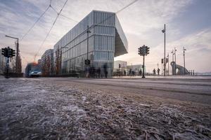 Oslo, Noruega 2023, uma eléctrico passagem a Novo deichman a Principal biblioteca às uma frio inverno manhã foto