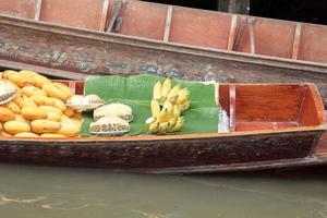 barcos vendendo fruta - maduro manga - dentro maldição Saduak flutuando mercado é uma popular turista destino este europeus e chinês gostar para viagem com a tradicional caminho do vida do a aldeões. foto