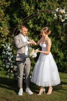 Casamento cerimônia do a recém-casados em a clareira foto