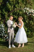 Casamento cerimônia do a recém-casados em a clareira foto