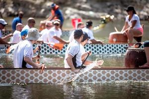 2018 - pessoas competindo no festival do barco dragão foto