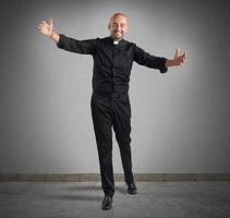 alegre sacerdote dentro Preto foto