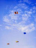 colorida pipas vôo contra a ventoso clima é passatempo dentro frente do pátio uma azul céu às pipa festival dentro satun , Tailândia foto